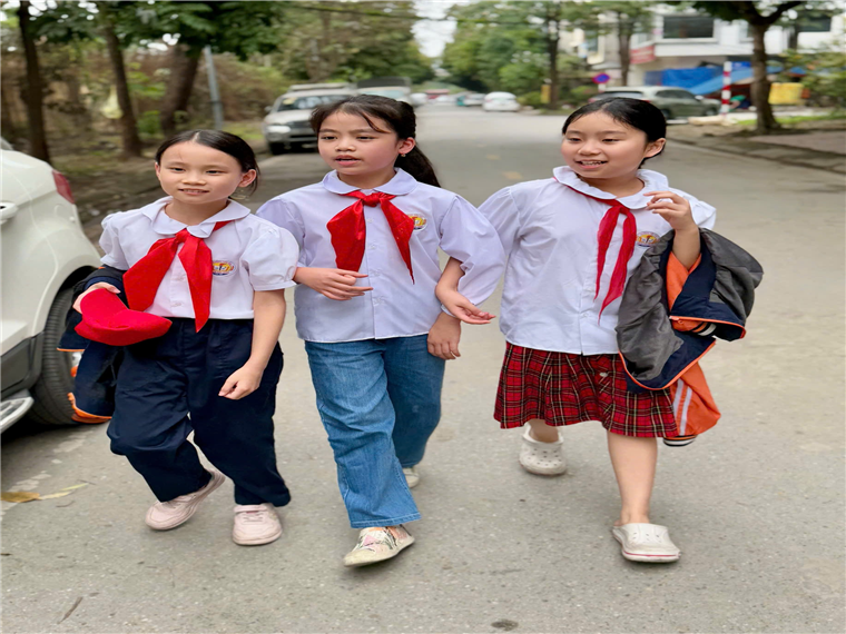 A group of girls walking on a street

AI-generated content may be incorrect.