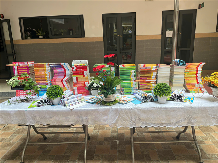 A table with books and plants on it

AI-generated content may be incorrect.