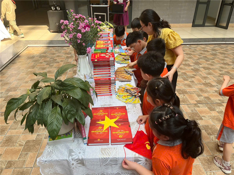 A group of children looking at books on a table

AI-generated content may be incorrect.
