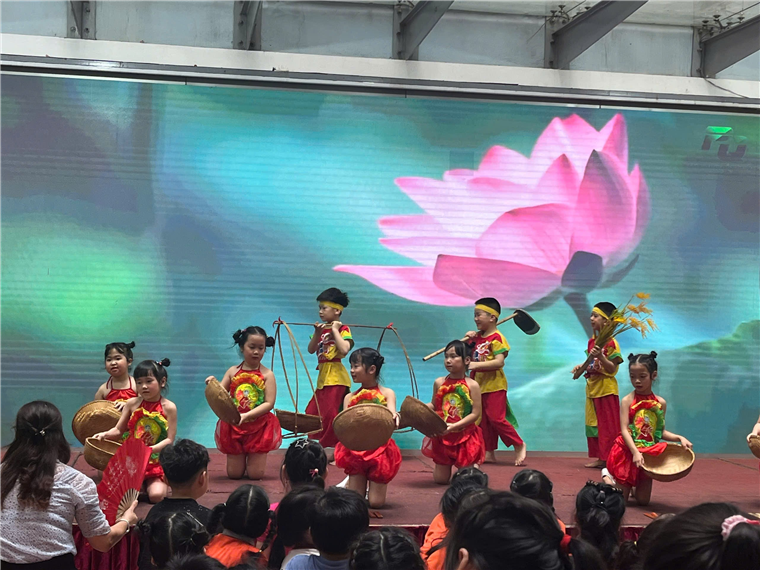 A group of children performing on a stage

AI-generated content may be incorrect.