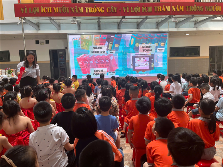 A group of children in a room

AI-generated content may be incorrect.