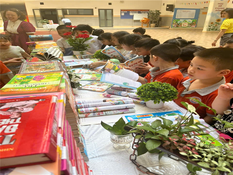 A group of children sitting at a table with books and plants

AI-generated content may be incorrect.