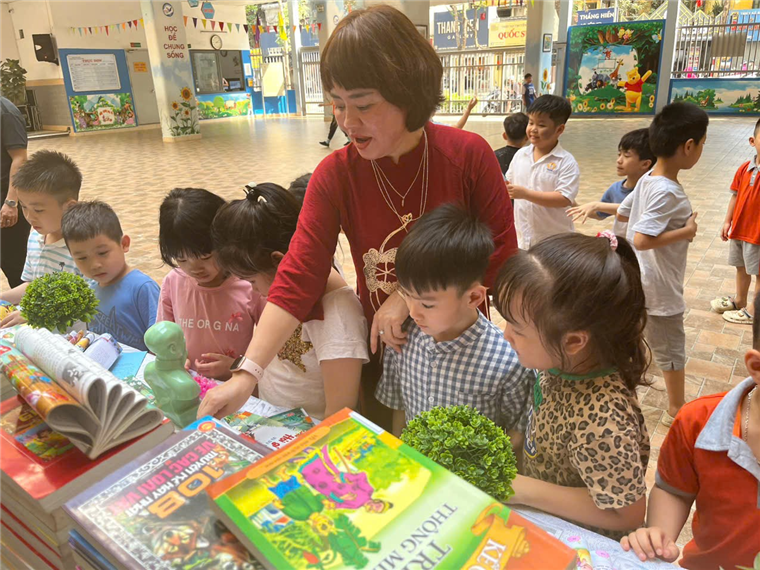 A group of children looking at books

AI-generated content may be incorrect.