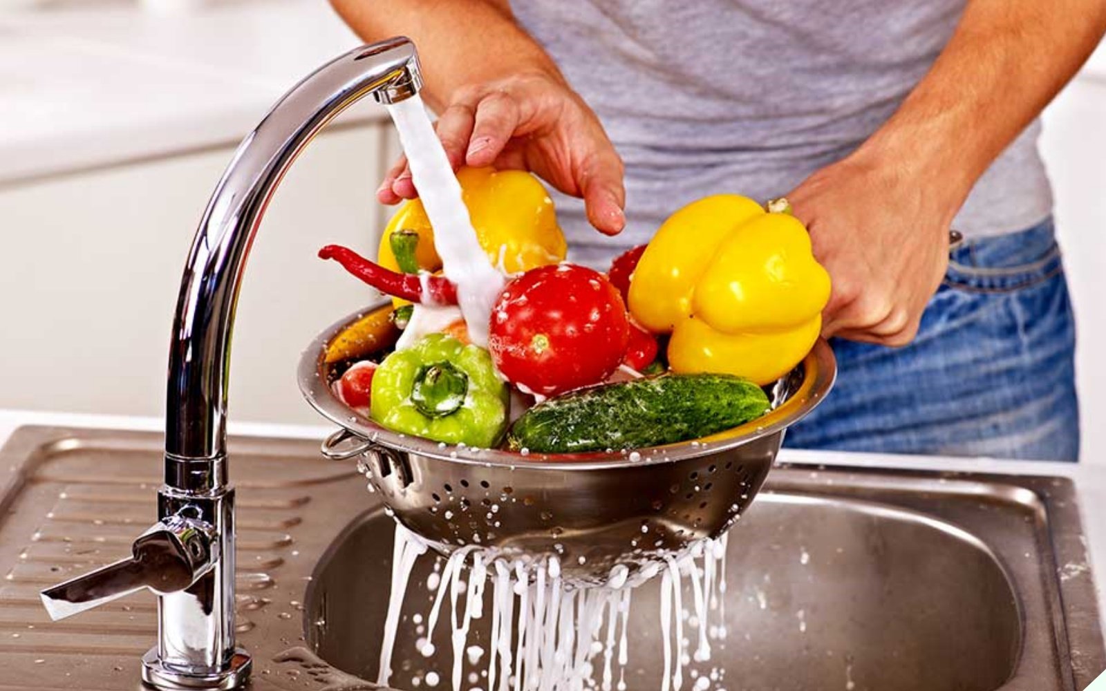 Rau cứ rửa xong là ngâm nước muối, rất nhiều người làm sai hại sức khỏe cả  nhà mà không biết