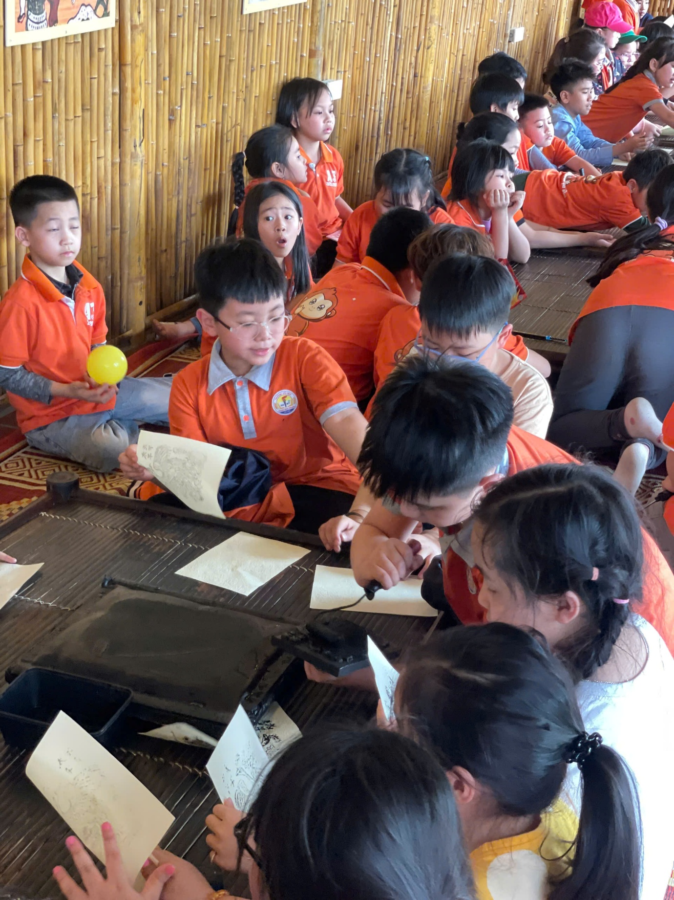 Ảnh có chứa trang phục, người, Mặt người, nhóm

Nội dung do AI tạo ra có thể không chính xác.