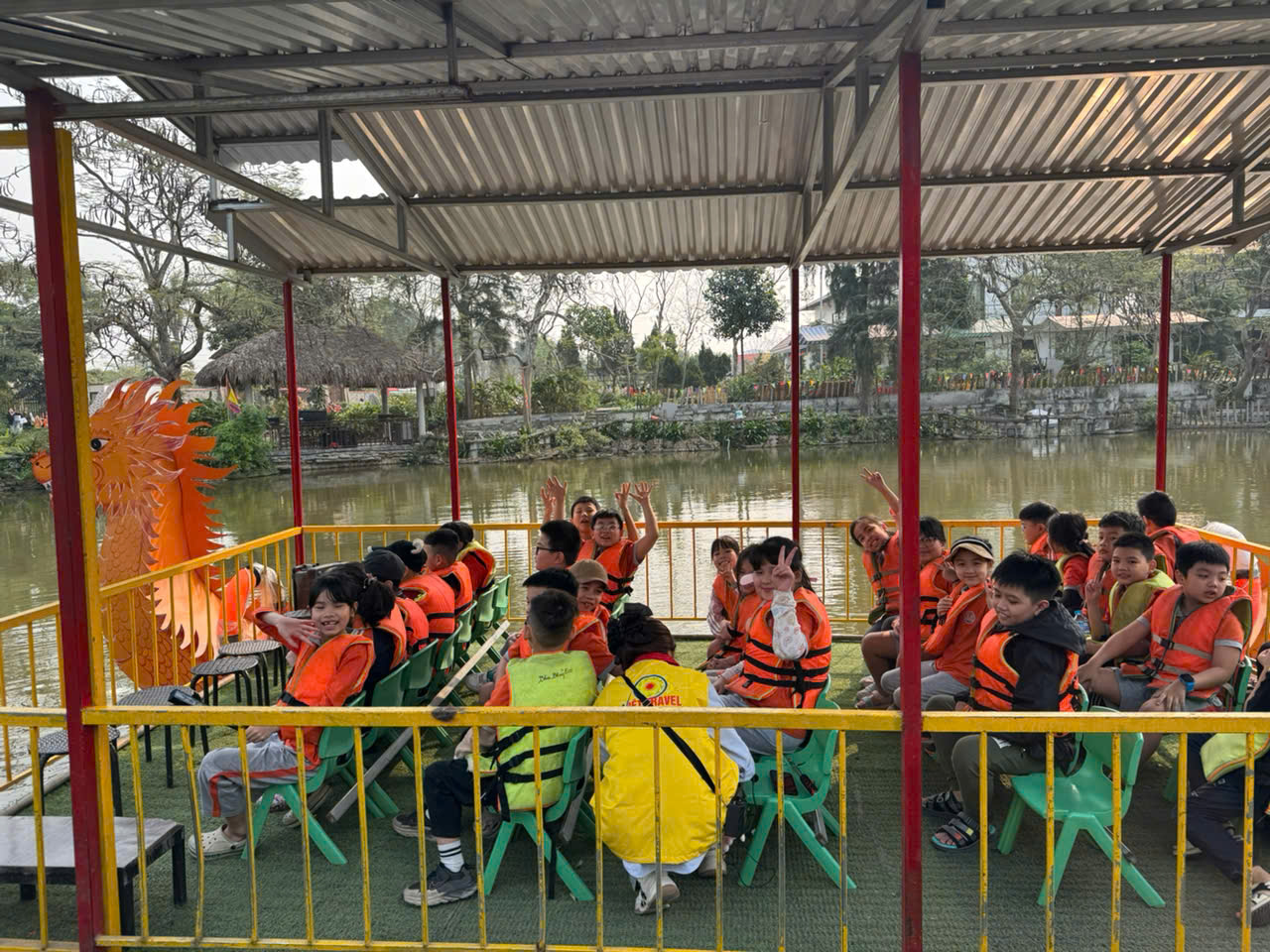 Ảnh có chứa hàng rào, trang phục, sân chơi, nhóm

Nội dung do AI tạo ra có thể không chính xác.
