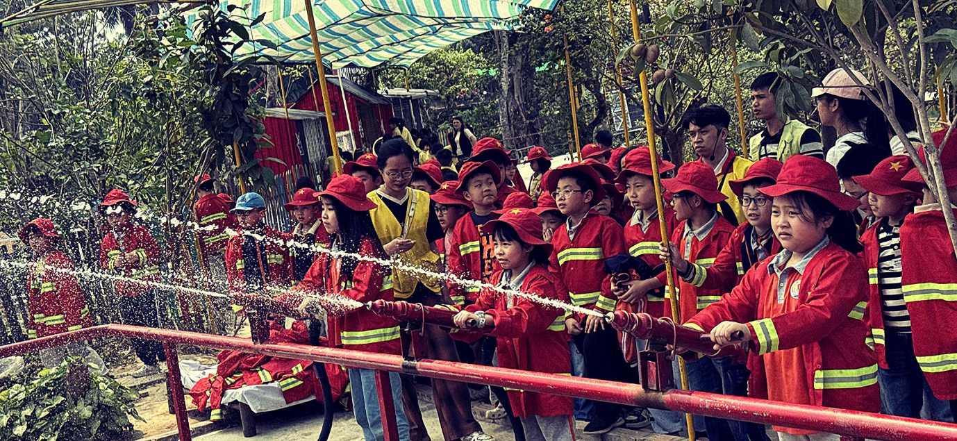 Ảnh có chứa ngoài trời, cây cối, lính cứu hỏa, trang phục

Nội dung do AI tạo ra có thể không chính xác.