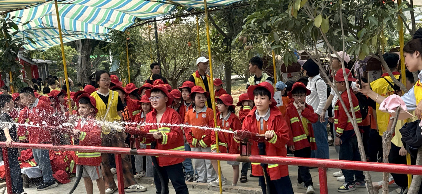 Ảnh có chứa người, ngoài trời, trang phục, cây cối

Nội dung do AI tạo ra có thể không chính xác.