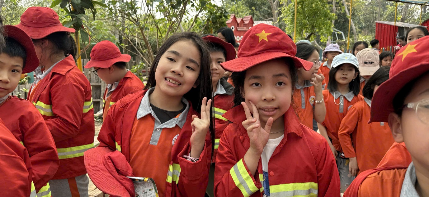 Ảnh có chứa người, trang phục, Mặt người, ngoài trời

Nội dung do AI tạo ra có thể không chính xác.