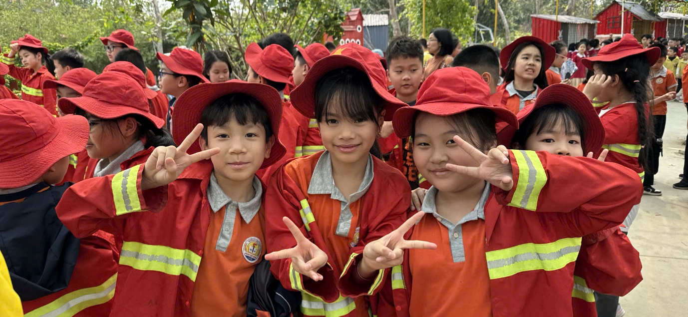 Ảnh có chứa người, trang phục, Mặt người, ngoài trời

Nội dung do AI tạo ra có thể không chính xác.