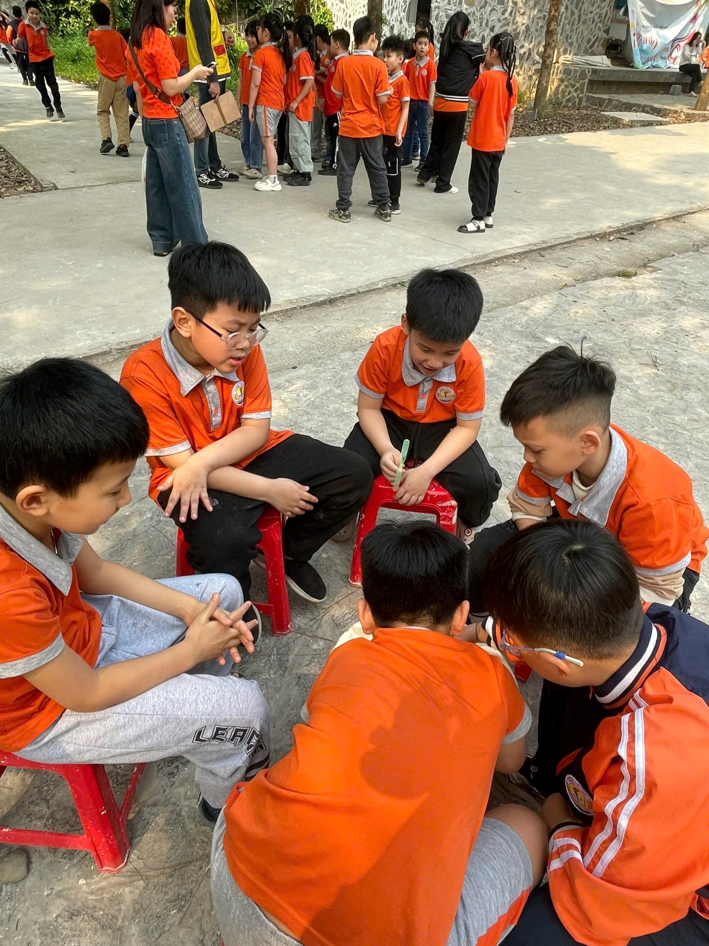 Ảnh có chứa trang phục, người, giày dép, mặt đất

Nội dung do AI tạo ra có thể không chính xác.