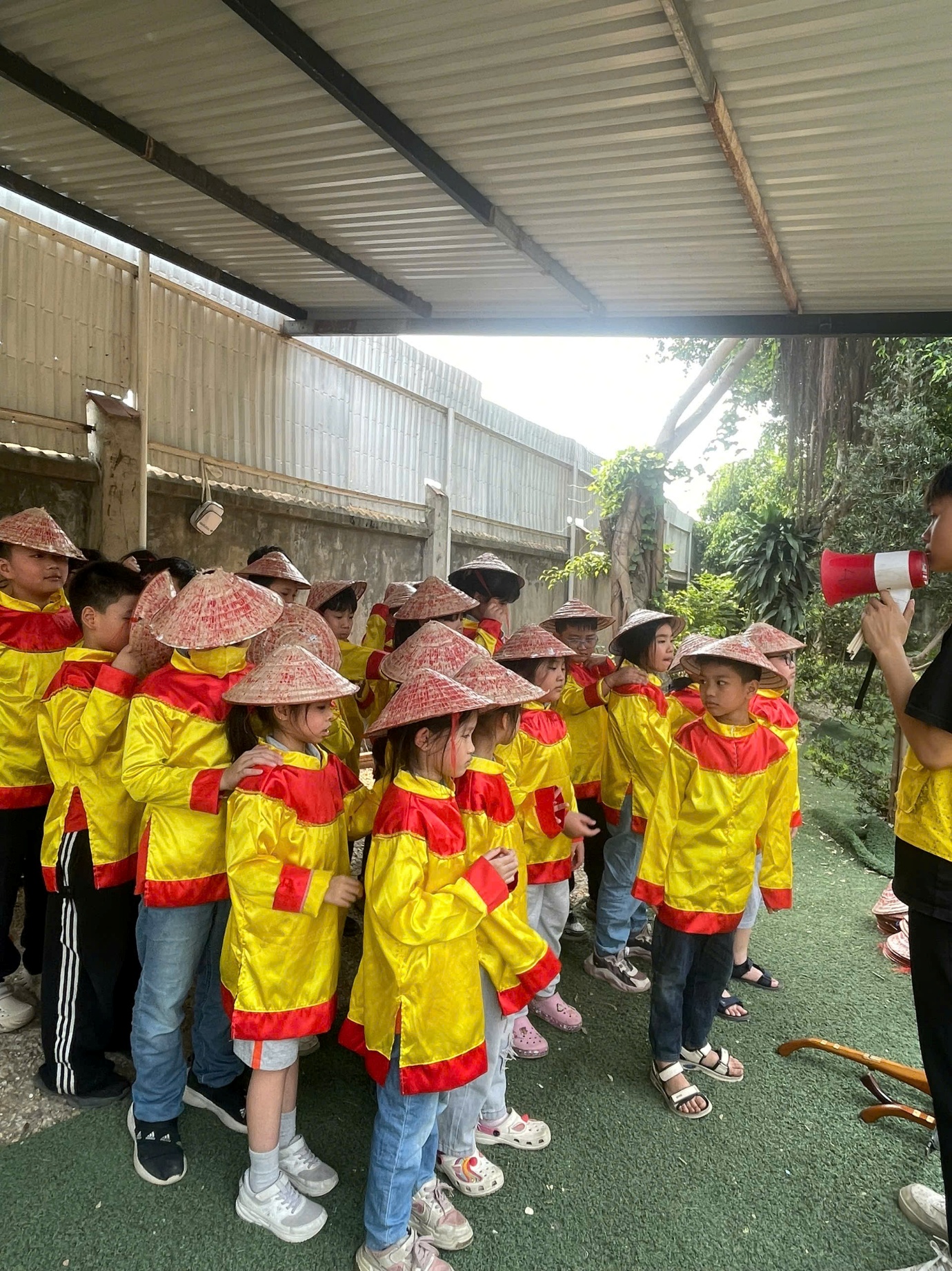 Ảnh có chứa trang phục, người, giày dép, nhóm

Nội dung do AI tạo ra có thể không chính xác.