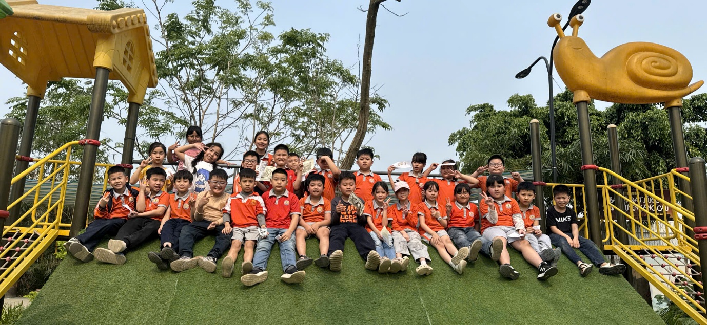 Ảnh có chứa sân chơi, ngoài trời, bầu trời, người

Nội dung do AI tạo ra có thể không chính xác.