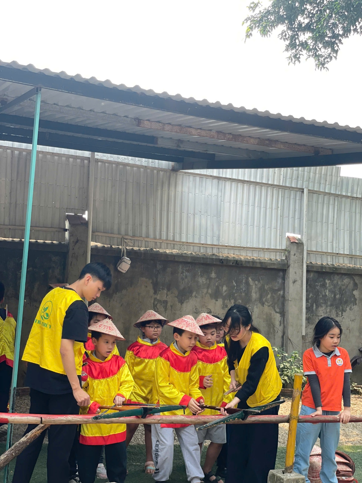Ảnh có chứa trang phục, ngoài trời, người, nhóm

Nội dung do AI tạo ra có thể không chính xác.