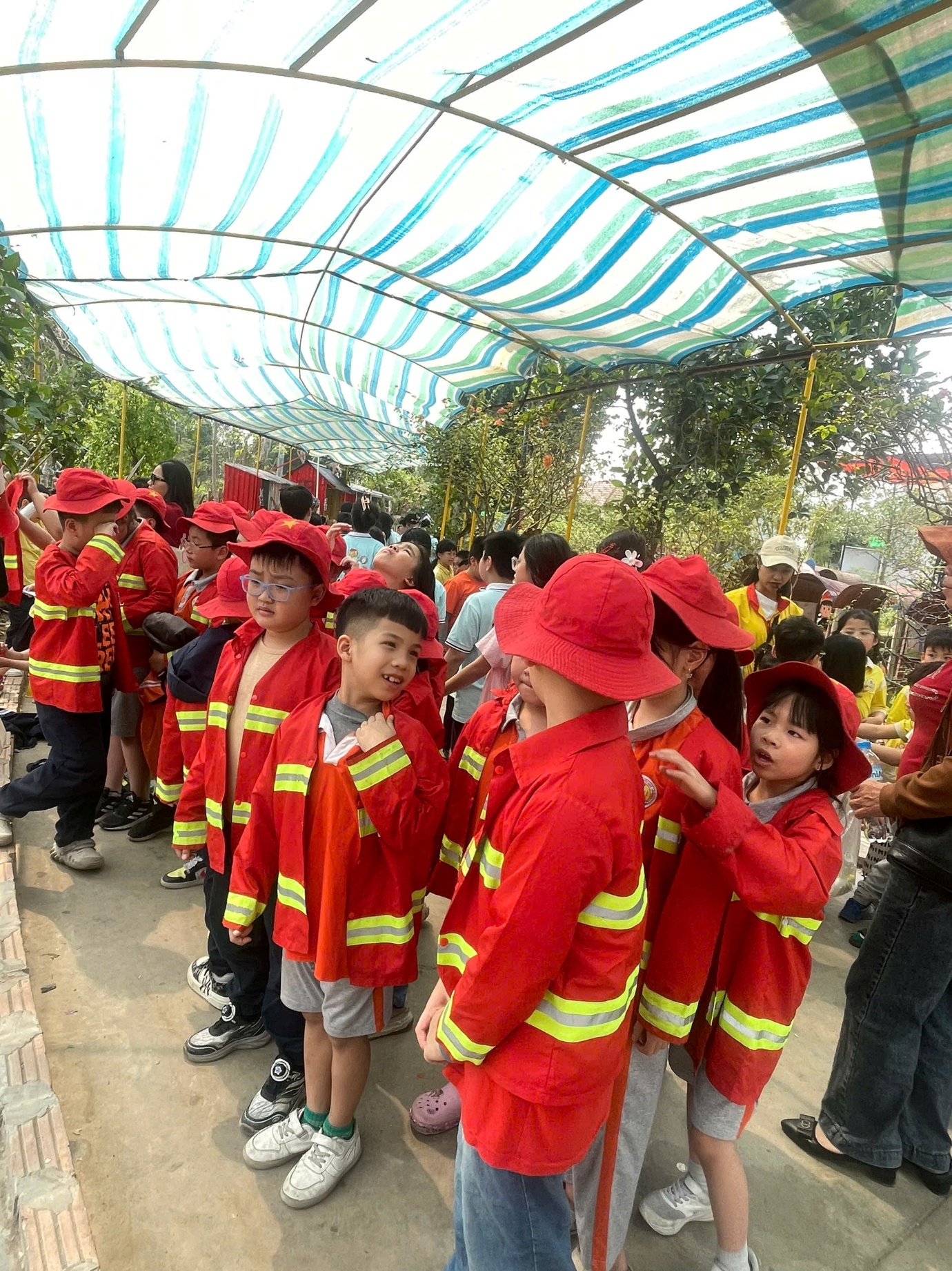 Ảnh có chứa trang phục, người, giày dép, nhóm

Nội dung do AI tạo ra có thể không chính xác.