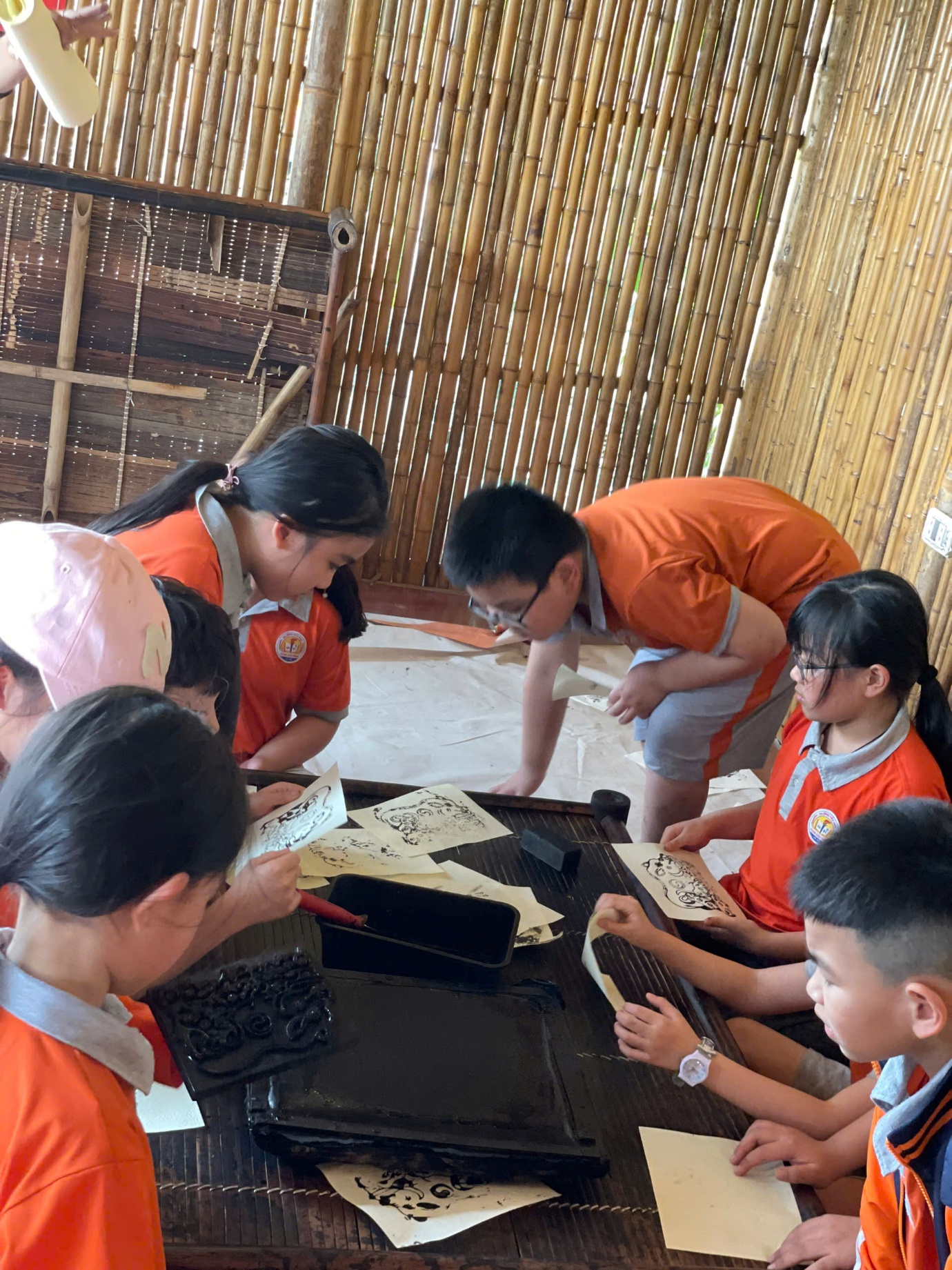 Ảnh có chứa trang phục, người, cậu bé, Mặt người

Nội dung do AI tạo ra có thể không chính xác.