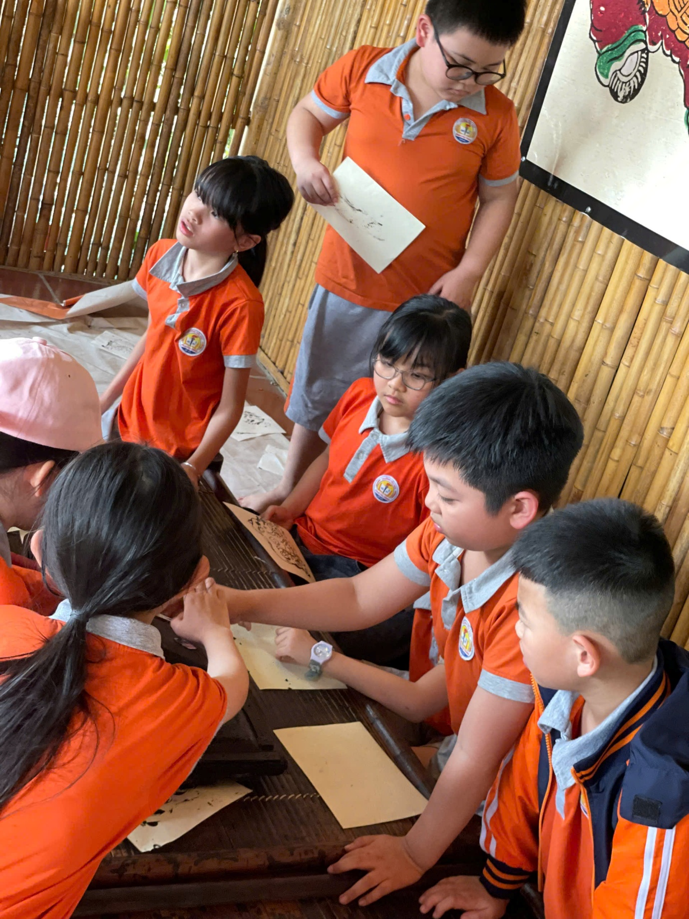 Ảnh có chứa trang phục, người, Mặt người, nhóm

Nội dung do AI tạo ra có thể không chính xác.