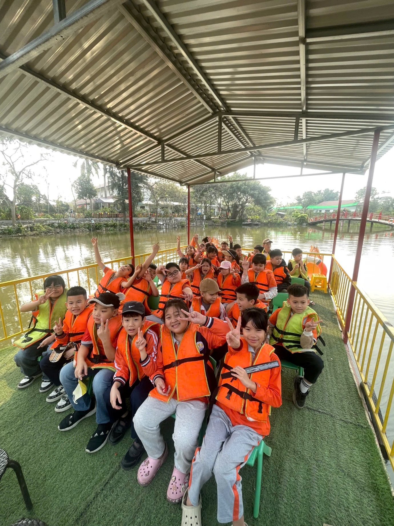 Ảnh có chứa người, trang phục, ngoài trời, nhóm

Nội dung do AI tạo ra có thể không chính xác.