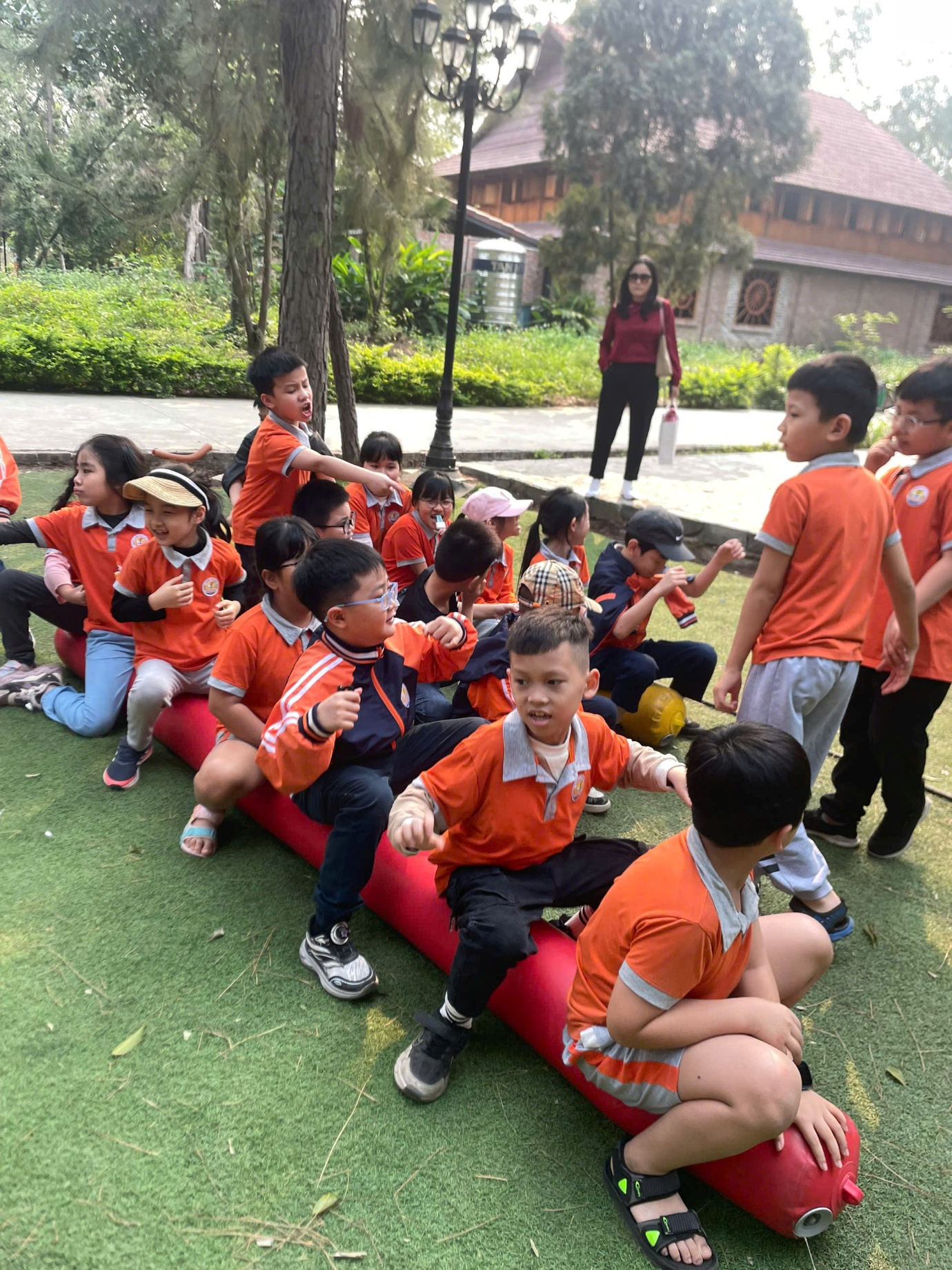 Ảnh có chứa người, ngoài trời, giày dép, bóng bầu dục

Nội dung do AI tạo ra có thể không chính xác.