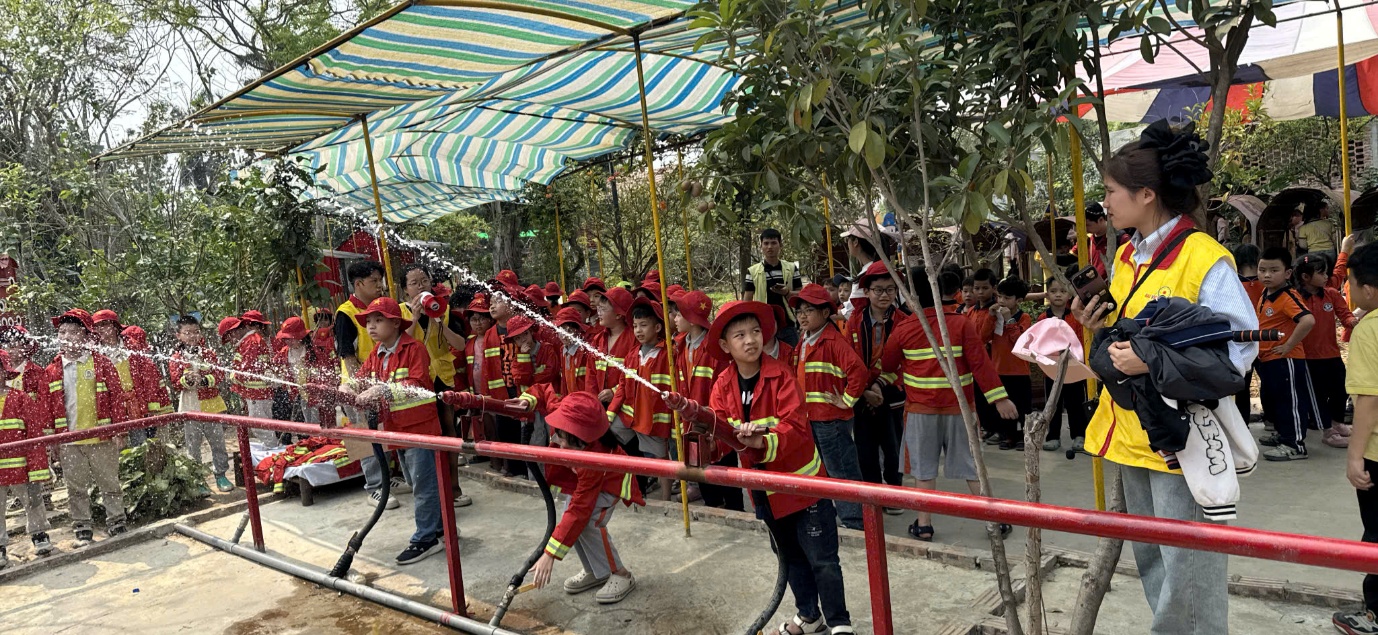 Ảnh có chứa ngoài trời, trang phục, người, cây cối

Nội dung do AI tạo ra có thể không chính xác.