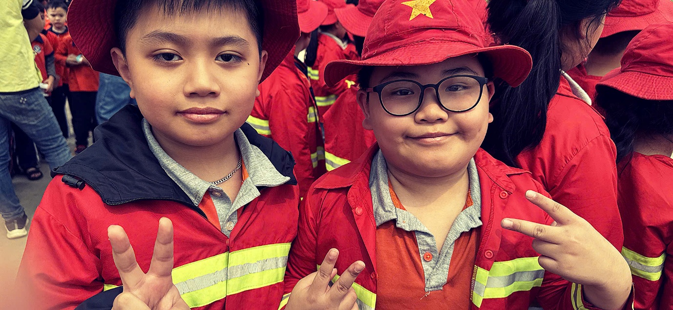 Ảnh có chứa Mặt người, người, trang phục, cười

Nội dung do AI tạo ra có thể không chính xác.