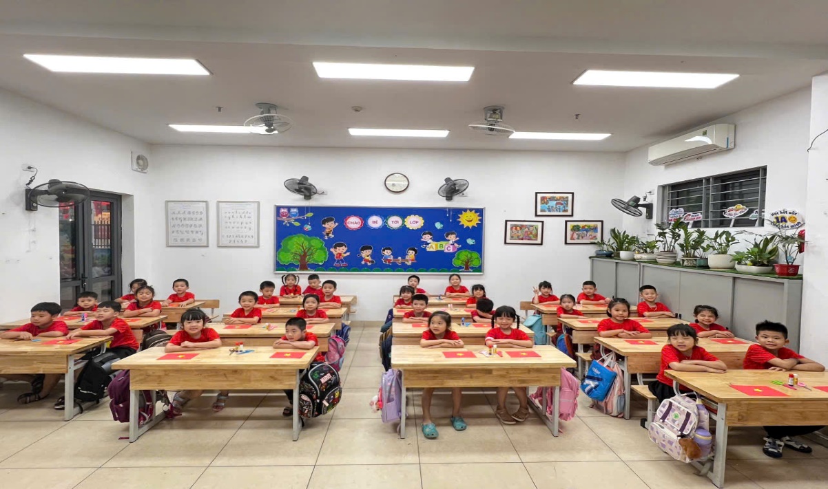 A group of children in a classroom

AI-generated content may be incorrect.