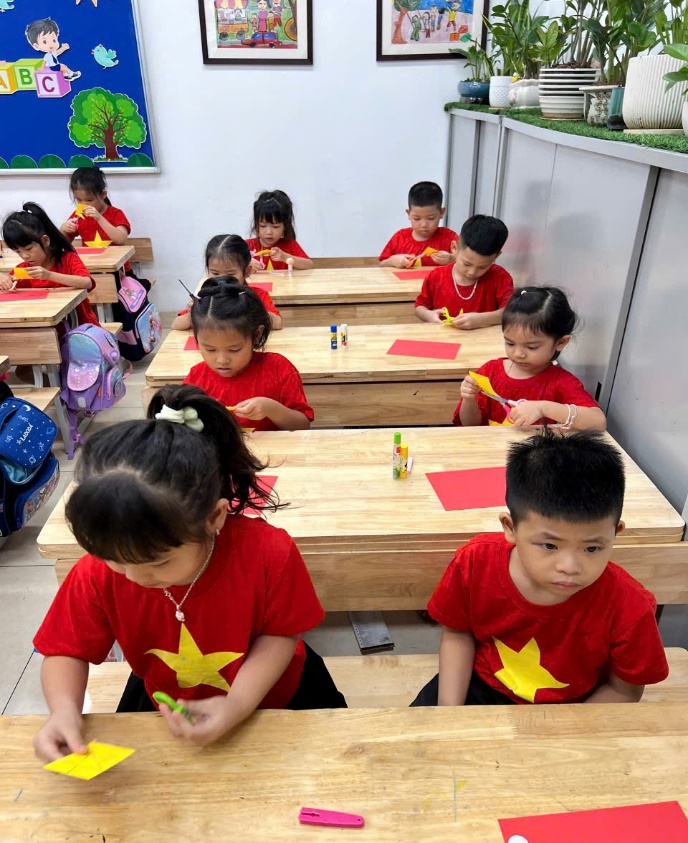 A group of children in a classroom

AI-generated content may be incorrect.