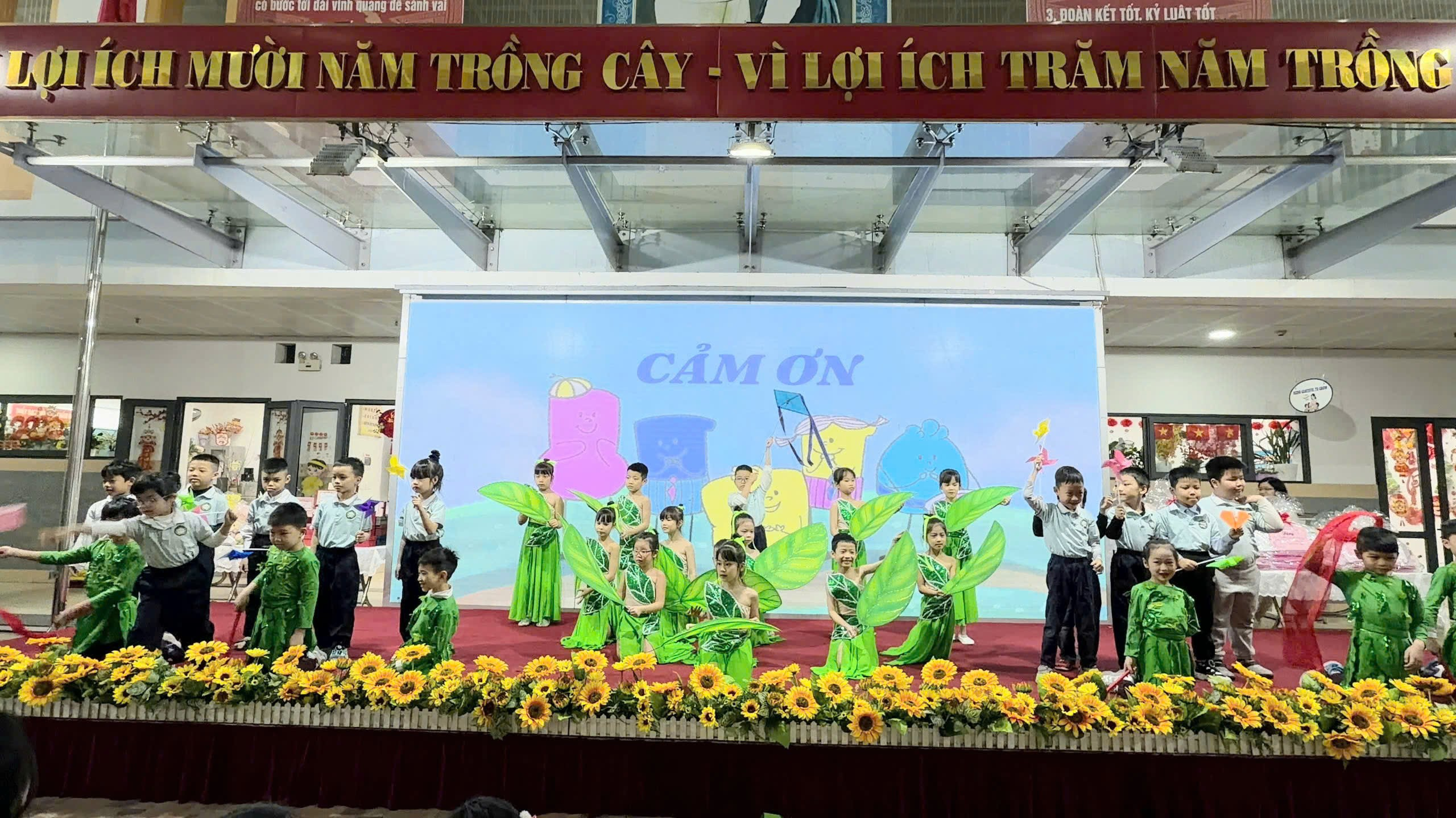 A group of people on a stage

AI-generated content may be incorrect.