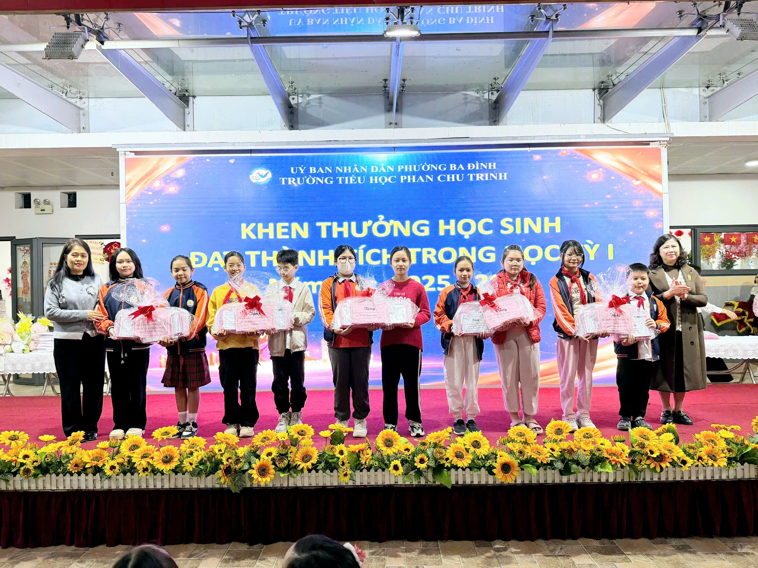 A group of people holding flowers

AI-generated content may be incorrect.