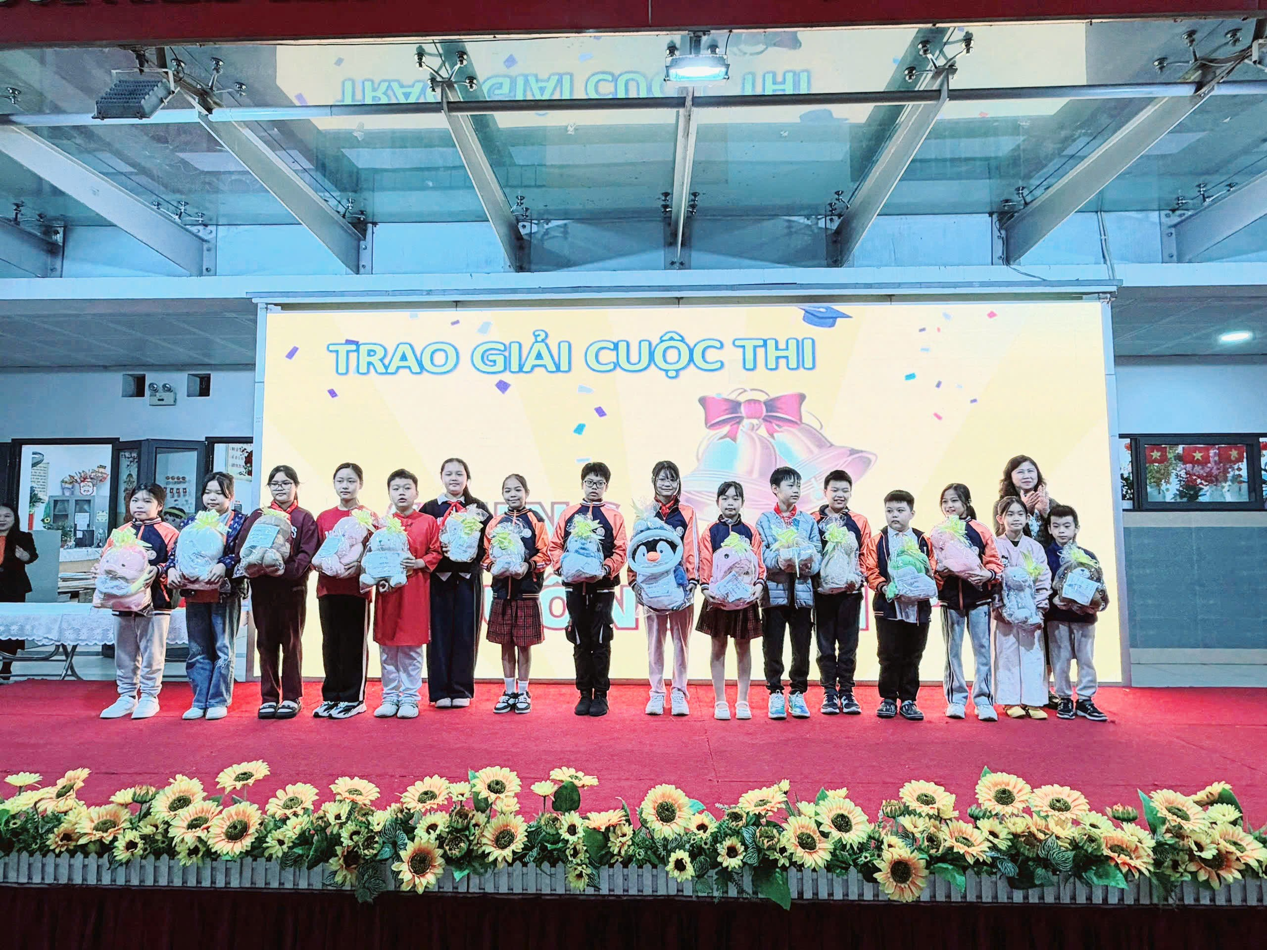 A group of children on a stage

AI-generated content may be incorrect.