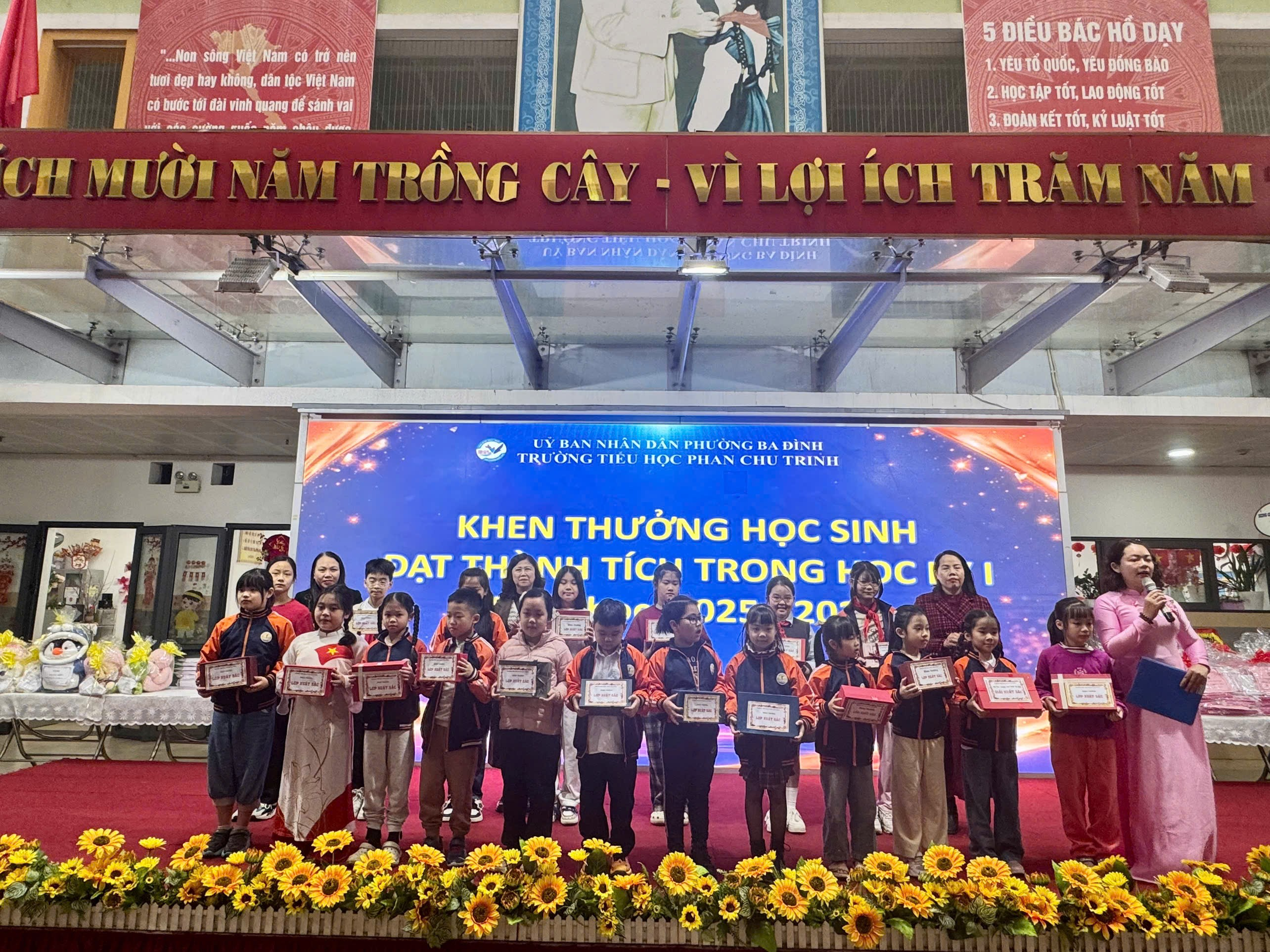 A group of people standing on a stage

AI-generated content may be incorrect.