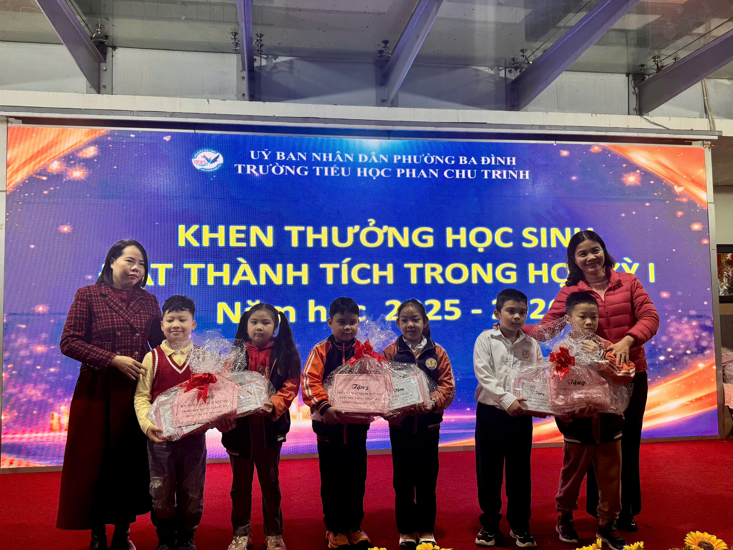 A group of children holding baskets

AI-generated content may be incorrect.