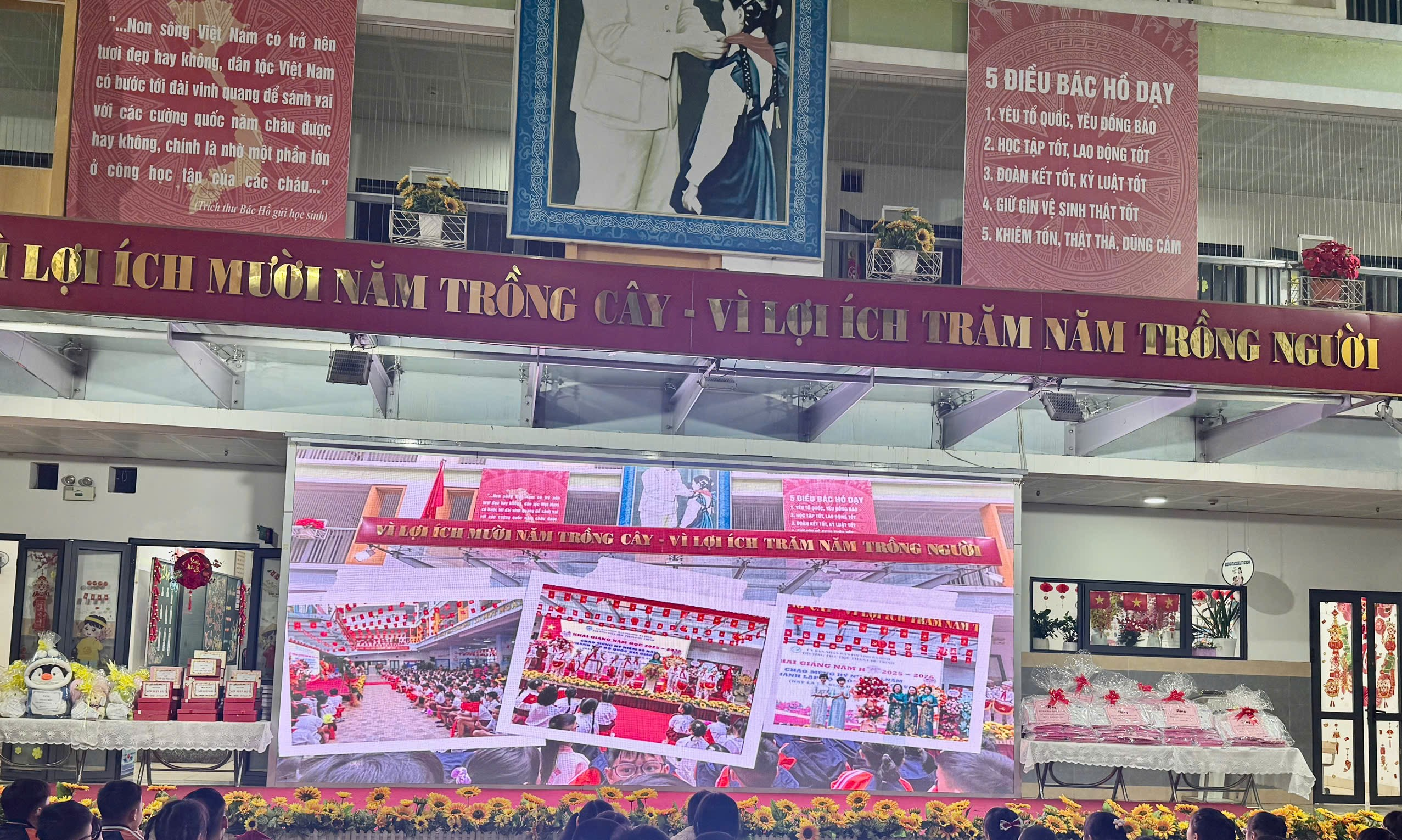 A large sign with a picture on it

AI-generated content may be incorrect.