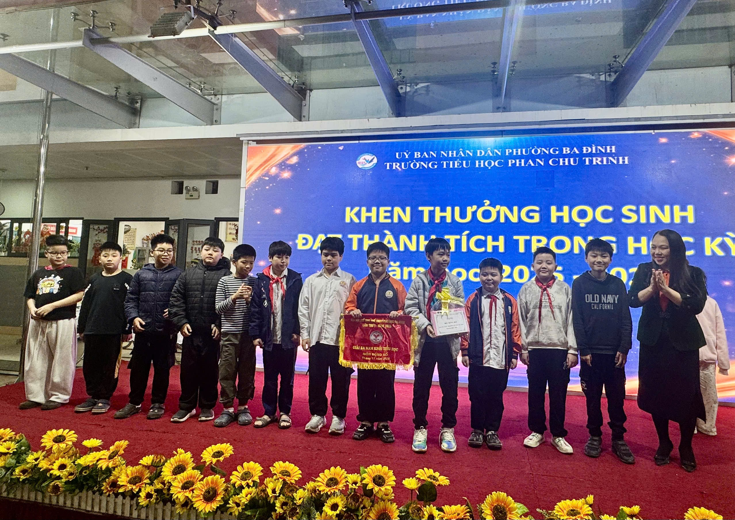 A group of people standing on a stage

AI-generated content may be incorrect.