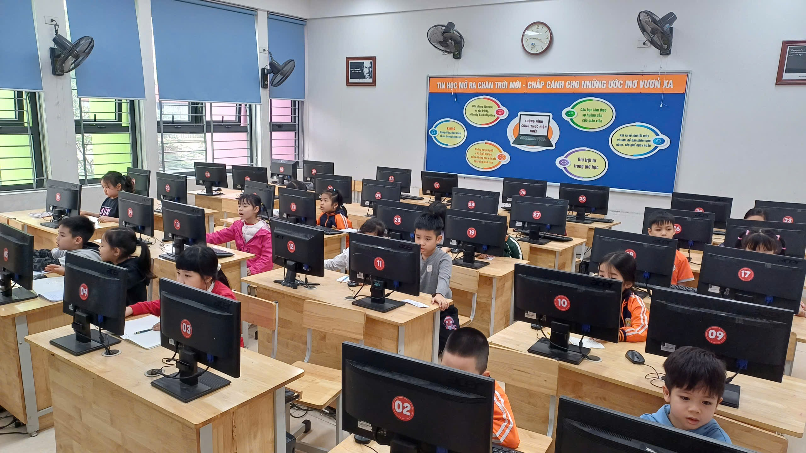 A group of children sitting at computers in a classroom

AI-generated content may be incorrect.