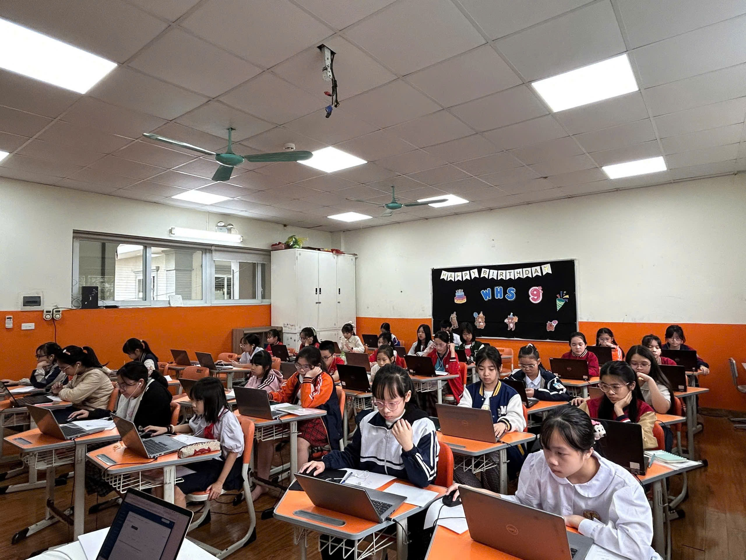 A group of students in a classroom

AI-generated content may be incorrect.