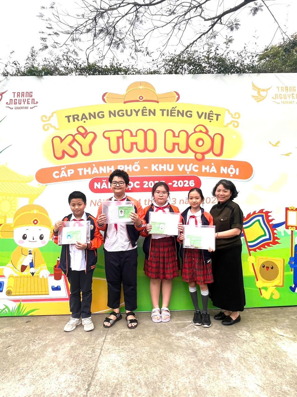 A group of people posing for a photo

AI-generated content may be incorrect.